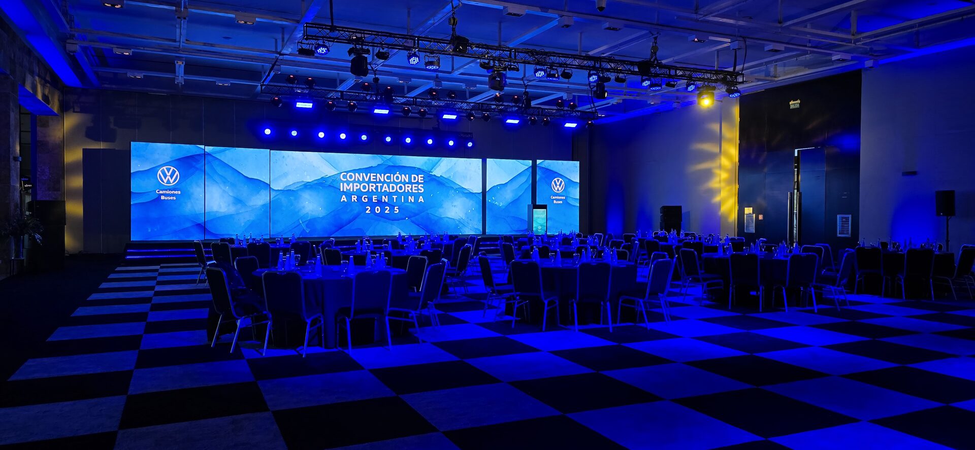 Convención de Importadores Volkswagen Argentina 2025 con pantalla LED gigante e iluminación cinematográfica azul