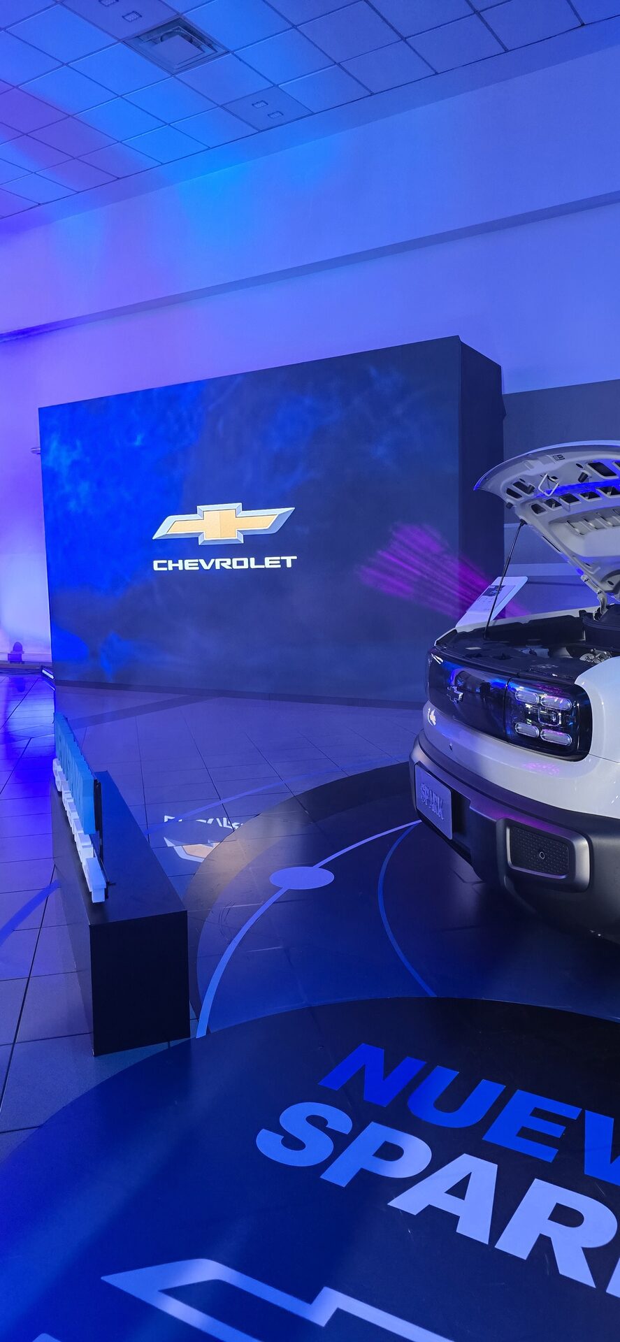 Lanzamiento Chevrolet Nuevo Spark con pantalla LED piso iluminado y auto exhibido