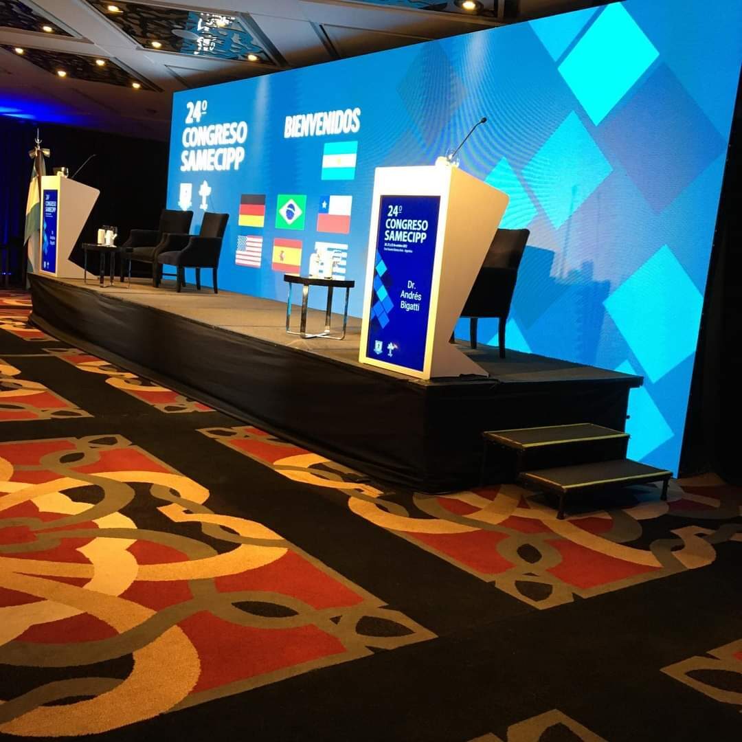 24 Congreso SAMECIPP - Escenario internacional con pantalla LED banderas y atriles