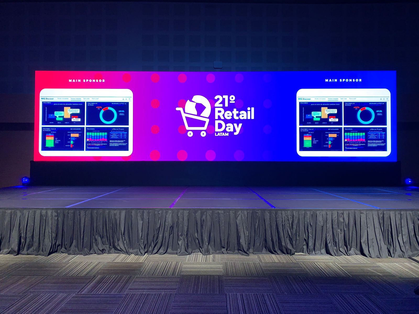 Pantalla LED curva de alta definición mostrando contenido animado