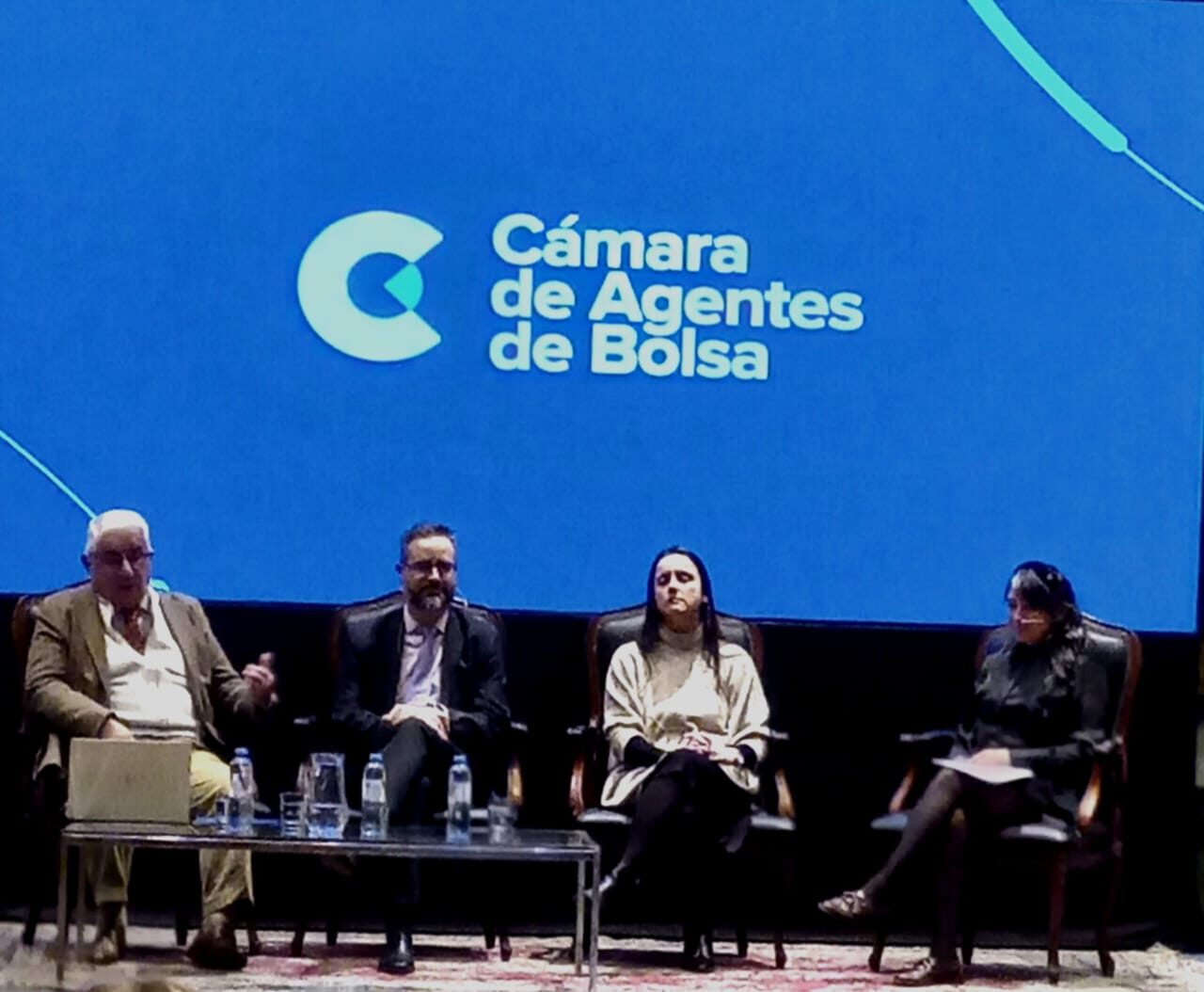 Camara de Agentes de Bolsa - Panel con pantalla LED azul y panelistas