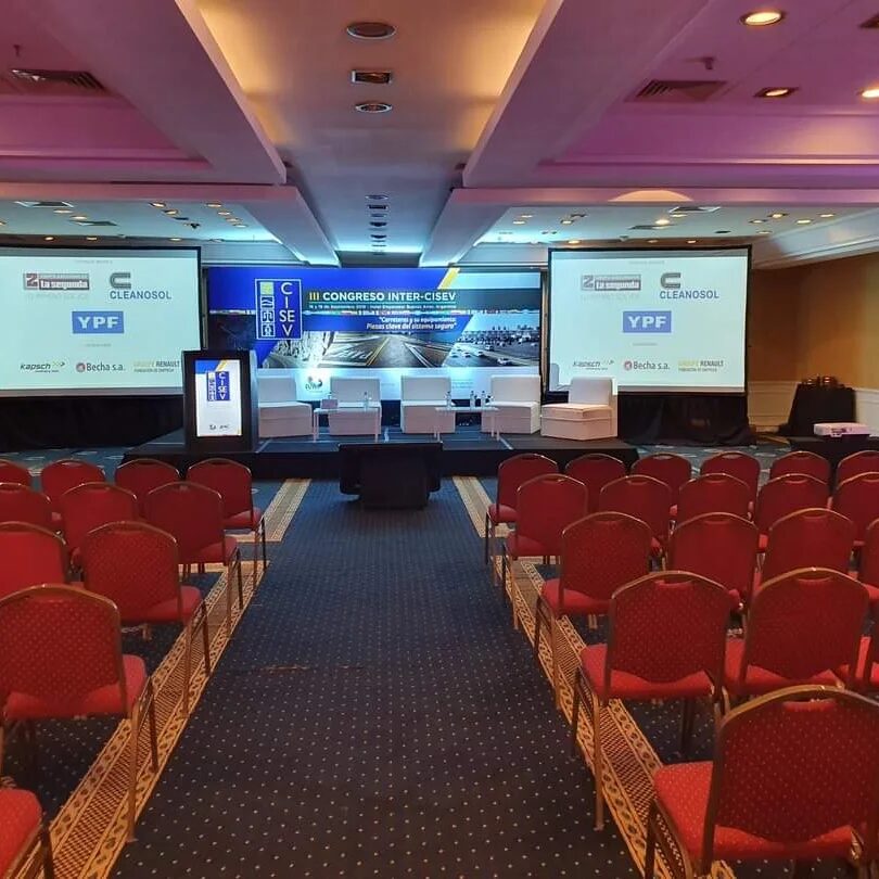 III Congreso INTER-CISEV con pantalla LED central y proyecciones laterales en hotel