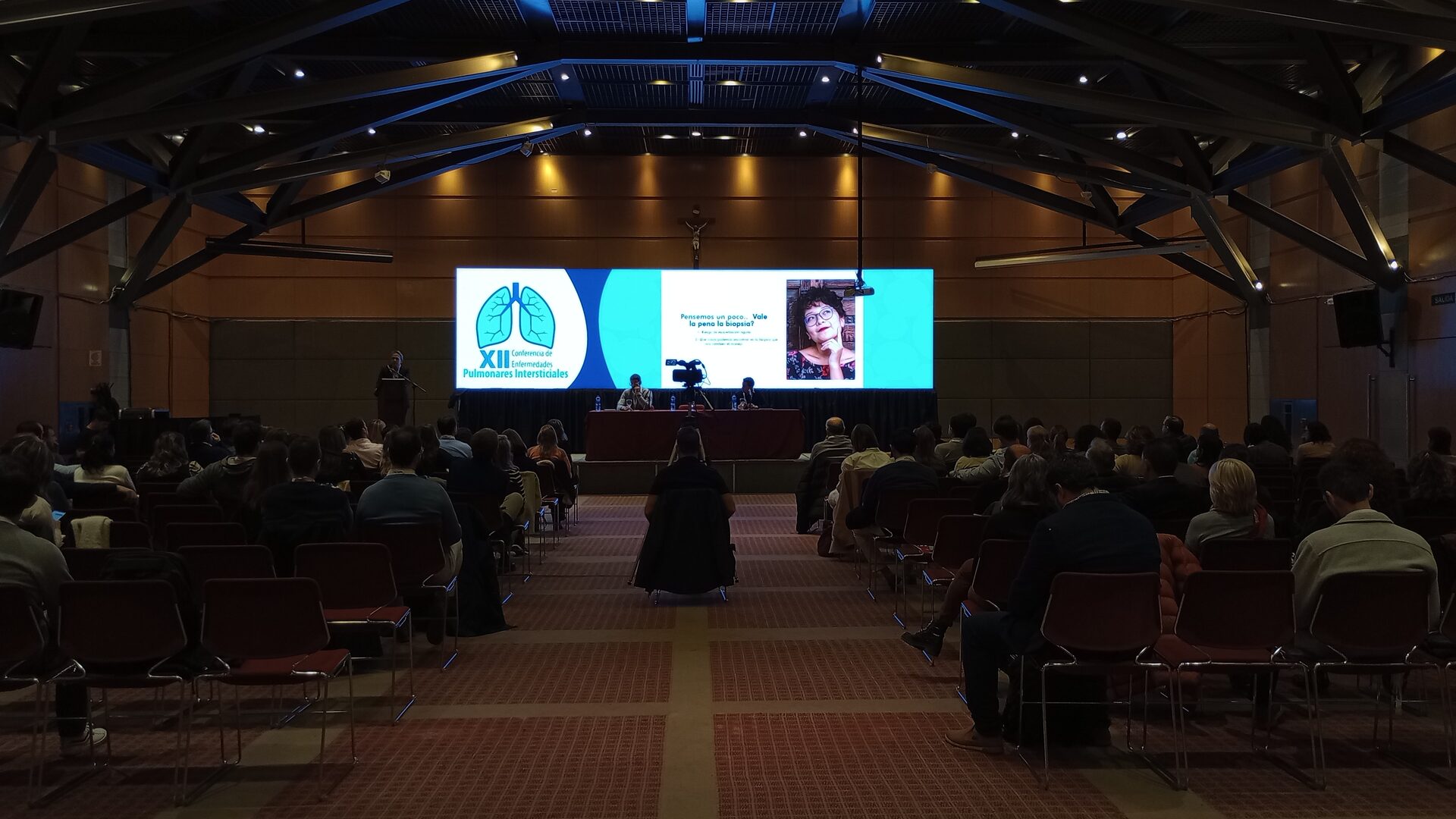 XII Simposio de Enfermedades Pulmonares Intersticiales - Auditorio con triple pantalla LED