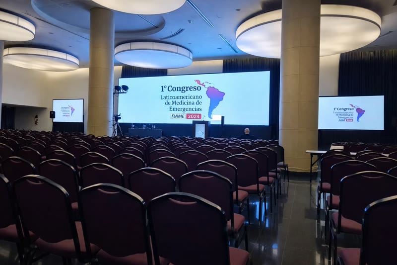 1° Congreso Latinoamericano de Medicina de Emergencias FLAME 2024 con triple pantalla LED
